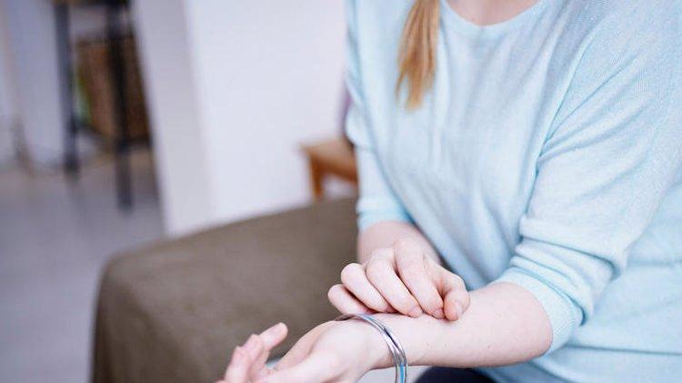 央视曝光：3类首饰别再戴了？相当于“慢性毒药”，对身体没好处