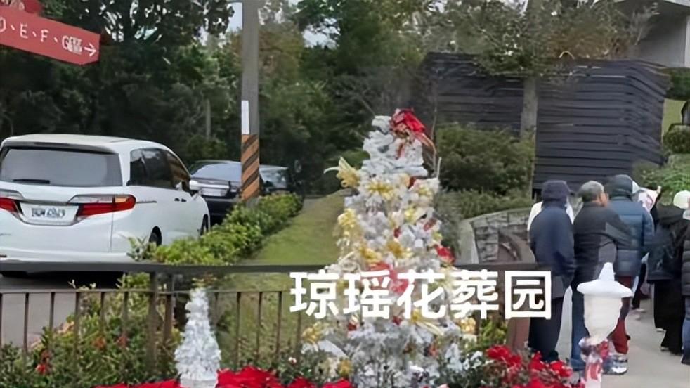琼瑶离世15天，墓园悼念人群仍旧排长龙，墓地入口摆着圣诞鲜花