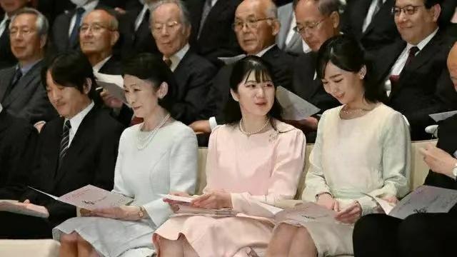 日本纪子妃参加音乐会，全程紧绷着脸，儿子成为家族重点栽培对象让纪子妃时刻绷紧神经