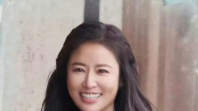 快50岁的林心如，酒窝甜美依旧，但岁月痕迹也显现了