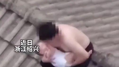 男子把孩子交给民警，突然转身跳楼，特警急速飞攀救下男子