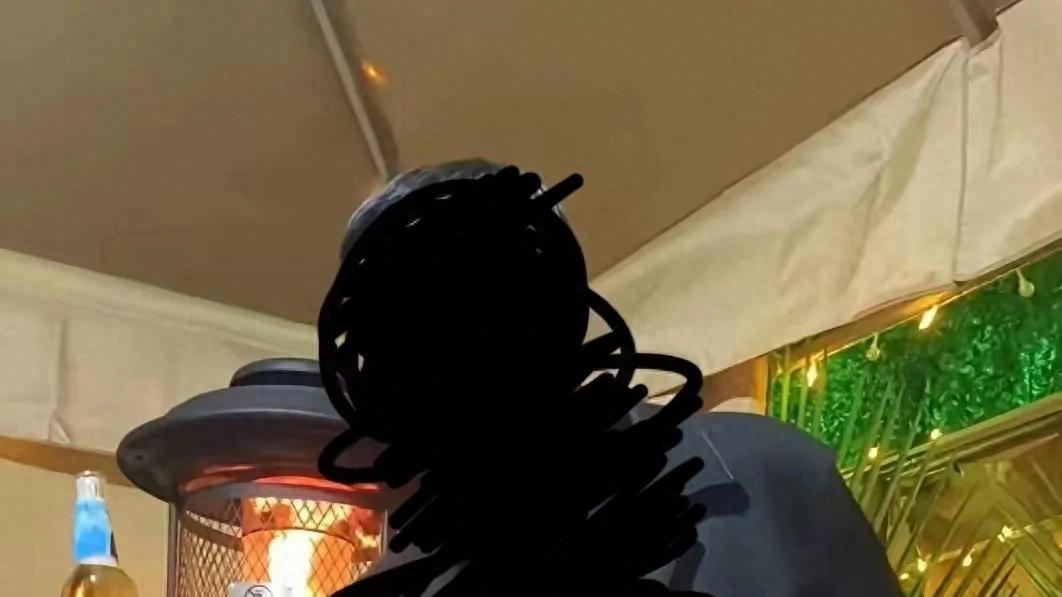 昆明21岁女收银员称拒绝饭店老板潜规则，怼“白提拔你”后遭辞退