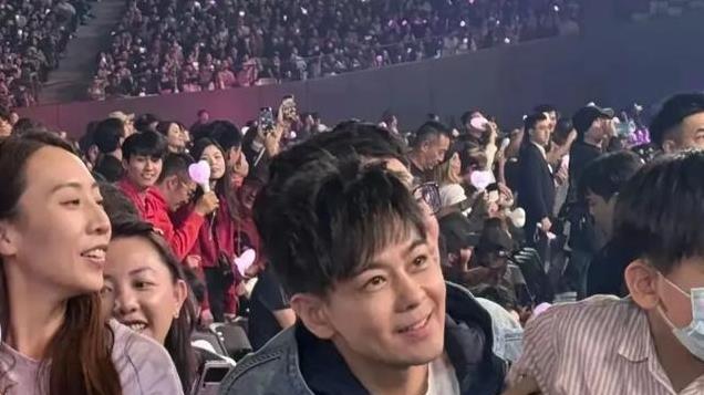 林志颖带儿子看周杰伦演唱会，父子共用一张脸，昆凌美的像洋娃娃