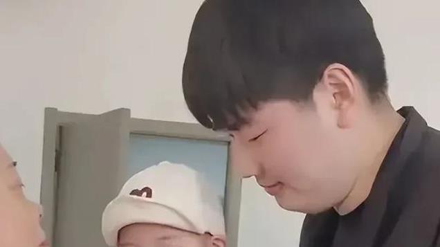 大衣哥儿子朱小伟，这会终于娶对了媳妇，陈萌贤惠，朱发顺可爱！