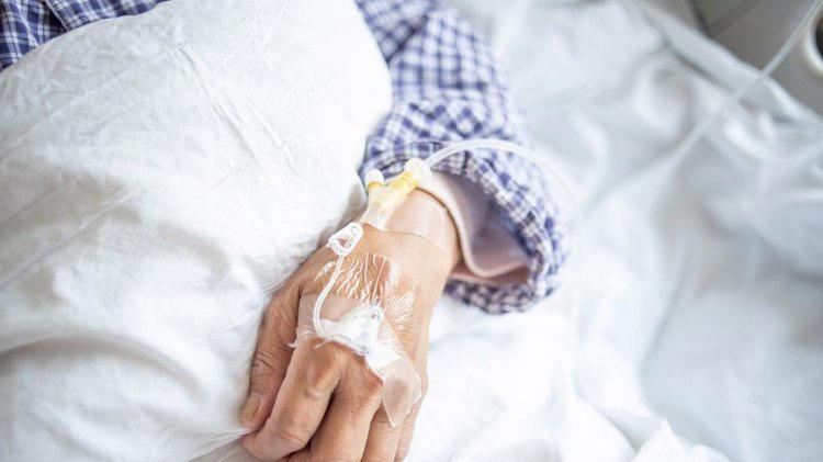 婚后老公把工资卡给婆婆保管，公公得绝症婆婆问我要钱，我刚要给被老公拒绝