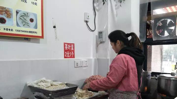 人人羡慕周妈，91年她端了碗馄饨给小女孩，15年后收获一个大福报