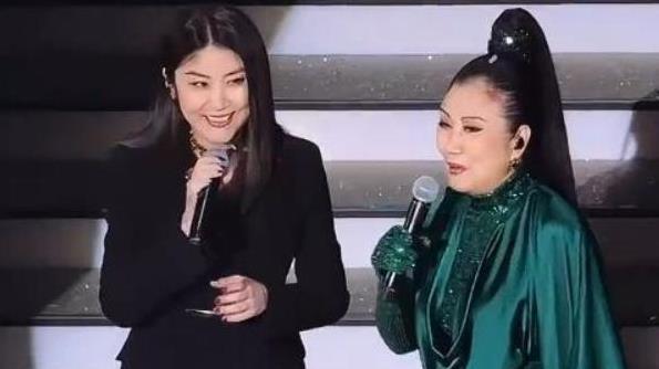 77岁汪明荃开演唱会捞金，成龙刘德华送祝福，却成娱乐圈最大笑话