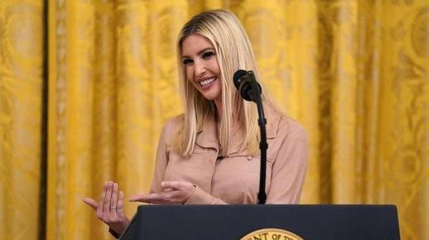 43岁伊万卡美艳风情，丈夫患癌5年憔悴不堪，她带3个孩子不离不弃