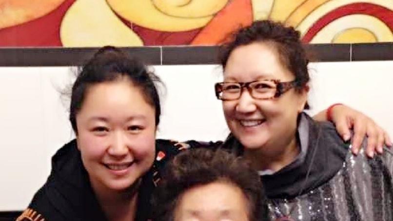 她是国家一级演员，嫁摆摊丈夫，母亲与姑父再婚，如今儿子成骄傲