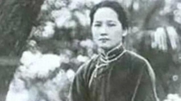 49年上海解放后，回家时被战士阻拦，生气的宋庆龄直冲三野司令部