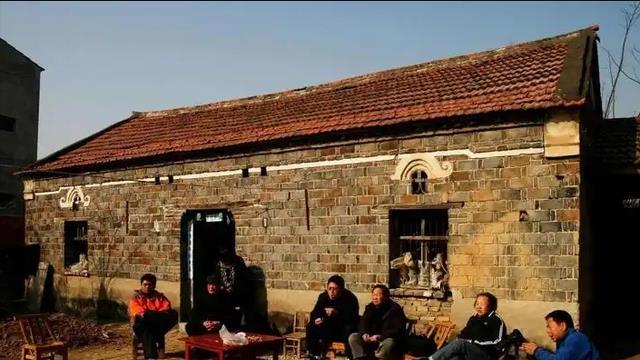 三叔将我左腿打断赶出家门，6年后我成公司老总，他求我提携堂弟