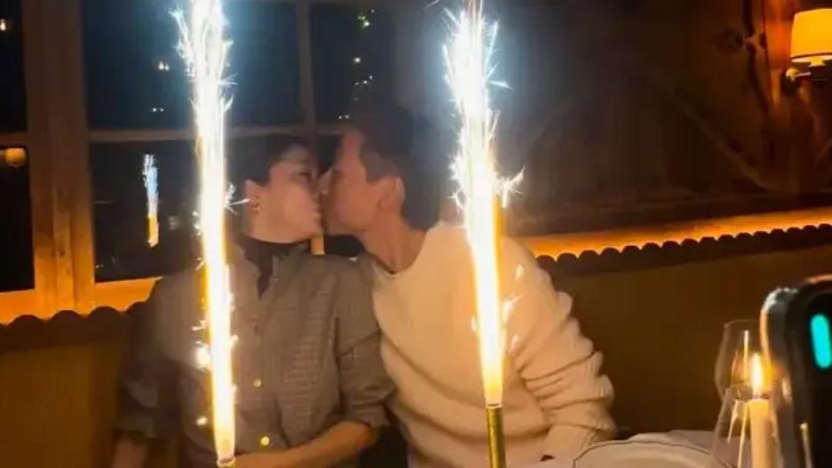 吴千语施伯雄周年庆，烛光晚餐秀恩爱，甜蜜亲吻超浪漫