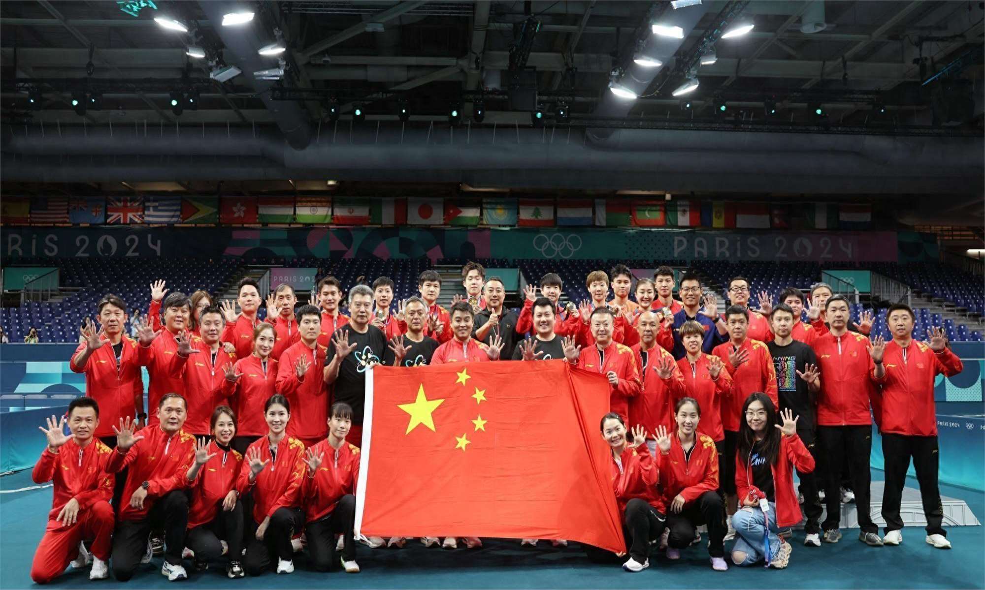 圆梦时刻！石川佳纯见到马龙，刘诗雯现身拍全家福，国乒赢得人心