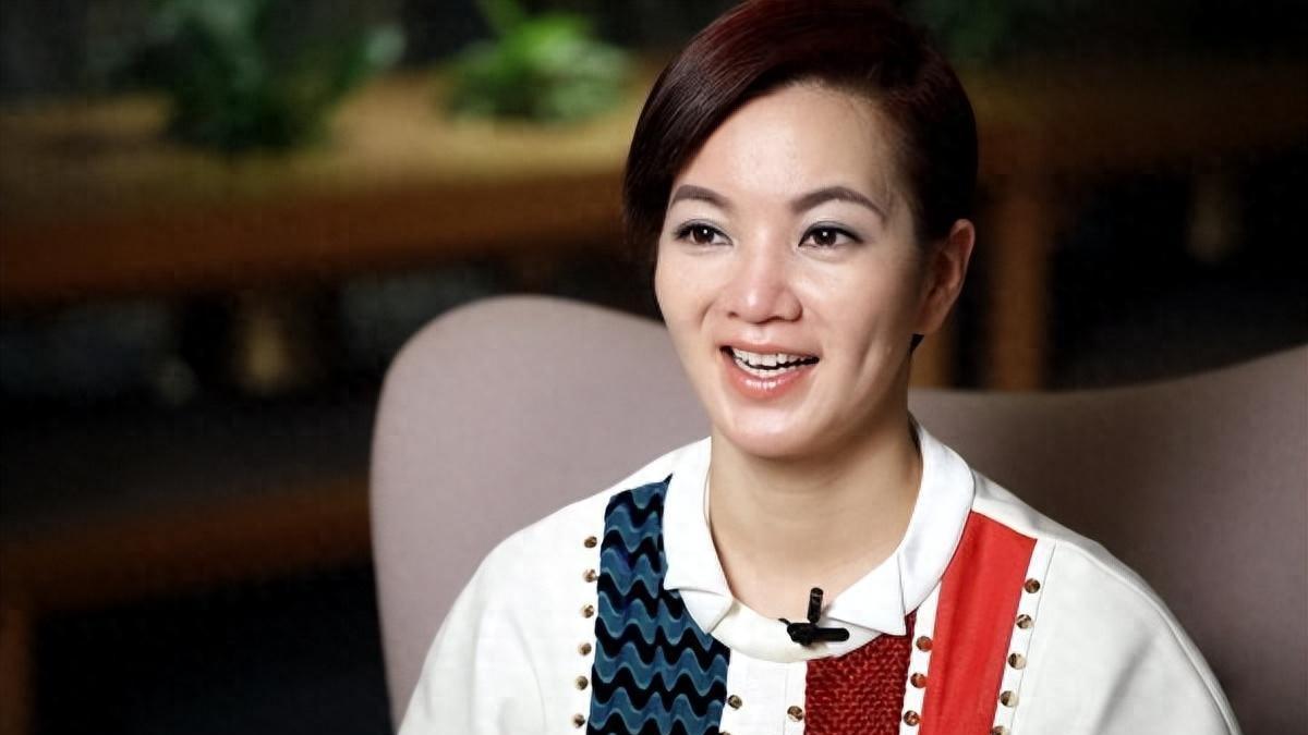 嫁给转世活佛，事业步步高升，42岁的阿雅，把人生活成24岁