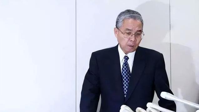 日本“芯片大佬”坂本幸雄，被美韩联手搞垮，72岁为复仇投靠中国