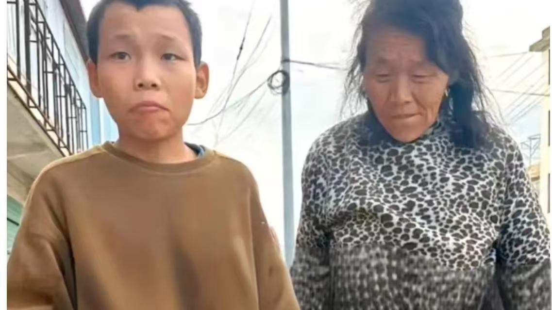河南二年级学生亲把学校免费的午餐留给智障的母亲，感动了无数人