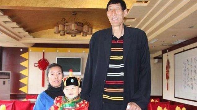 中国第一巨人鲍喜顺：不听医生劝告非要生子，现在儿子长到多高？