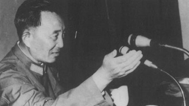 1954年，毛主席穿补丁裤会见外宾，被提醒后答，谁会看我后面？