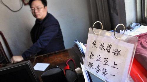 20年前，清华毕业的他选择回乡发展，如今却被拍到在小区当保安