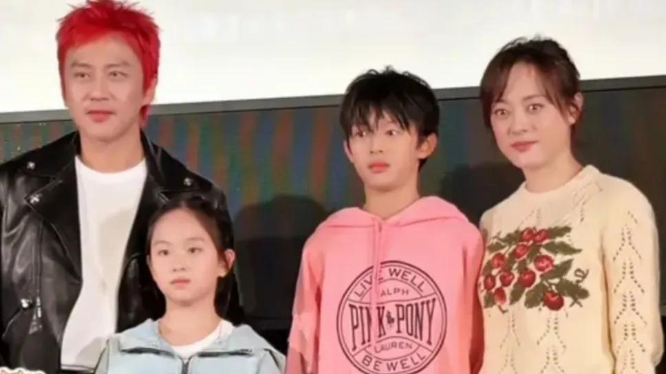 邓超新片首映，孙俪携儿女亮相，家庭幸福成焦点