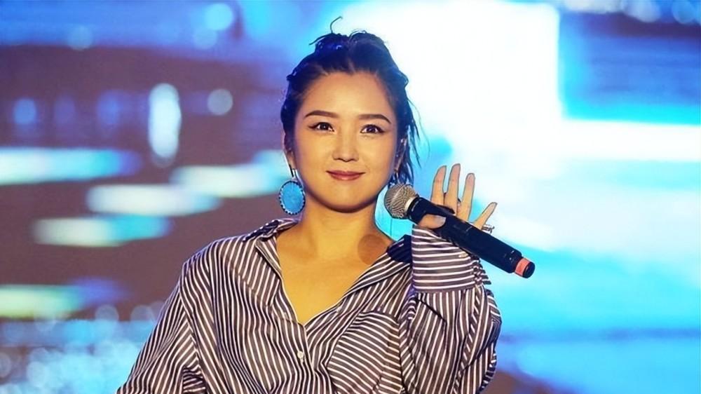 “超女”何洁：婚内出轨却反咬一口，三个孩子两个爹，哪来的底气
