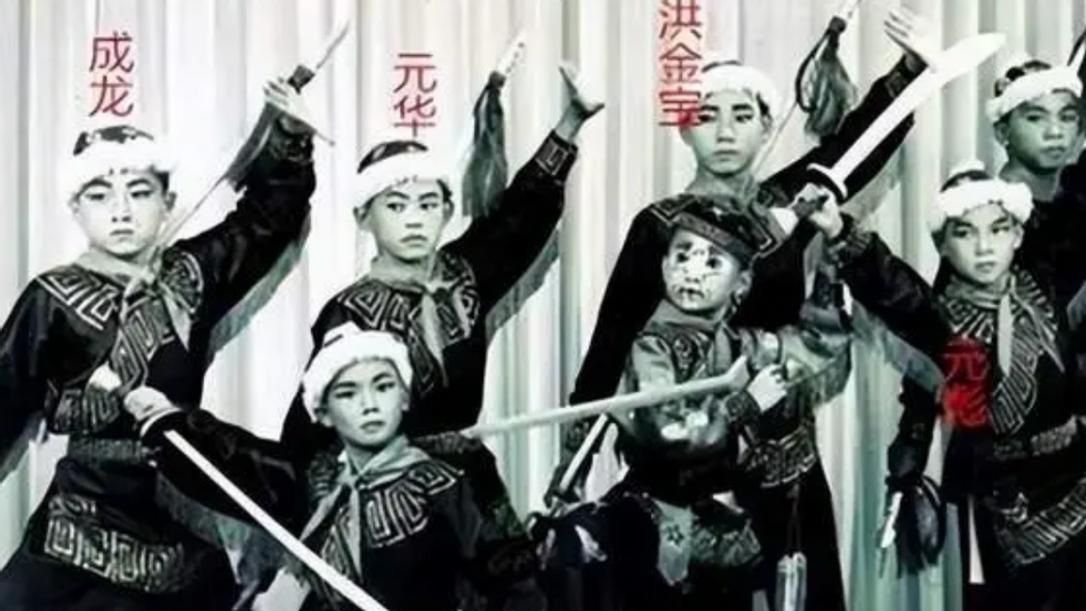 元家班成立65周年，成龙发文纪念，嘱咐师兄弟姐妹们珍惜身体