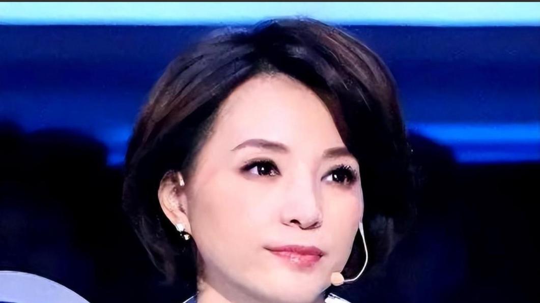 摄影师曝光董卿2020年照片，一句“自由了”引网友猜测，离婚了？