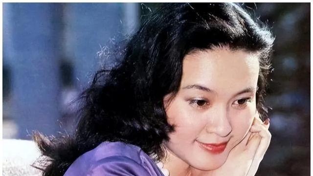 演员方舒：两婚两离，独自养大两个女儿，如今女儿成了她的骄傲