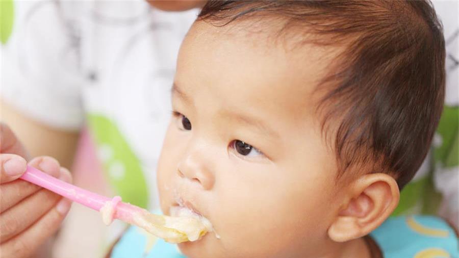 婴儿什么时候添加辅食最好？不是4个月也不是8个月