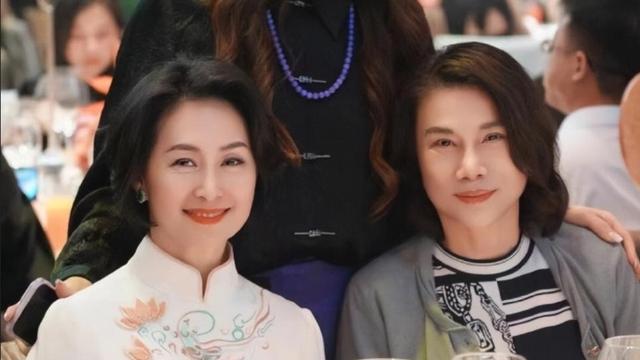 何为底气养人？当 62 岁的何超琼与董明珠同框，一切便尽皆明晰！