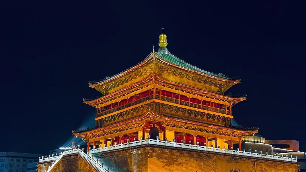 这是西安的一条网红街, 复制了希腊风情, 拥有很高的人气