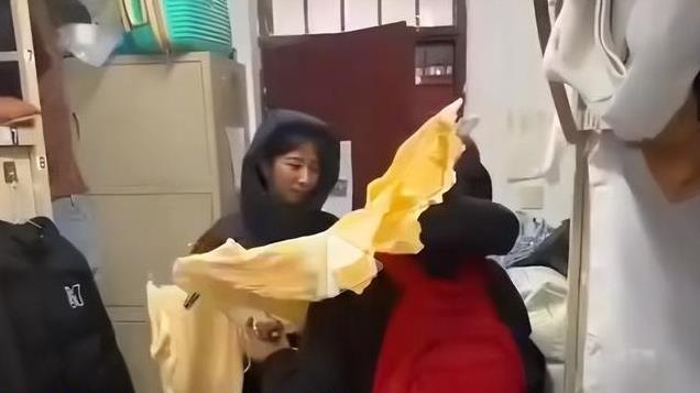 漠河零下40度，美女户外站一会 成白发魔女，长发像冰门帘 咔咔响