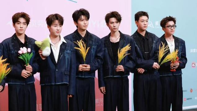 尖叫红毯生图来了！泰星小水腰太粗，杨超越衣服老气，白鹿过瘦