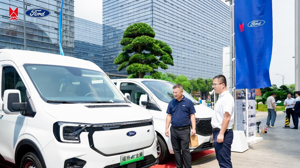 第一轻客助力客运创新，江铃福顺商务车成焦点