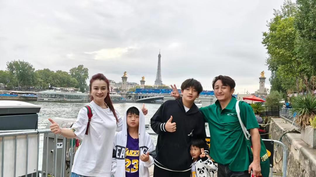 ​卖掉所有房产还债的邹市明带全家去巴黎看奥运，网友：他心态真好