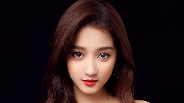 关晓彤的父母是此夫妻俩！当目睹爷爷后，方才知晓她缘何能够走红