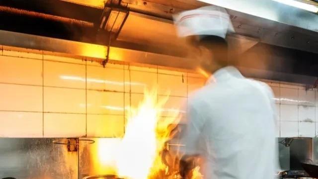 那年我开饭馆，一位衣着破烂的同学来吃饭，在我饭馆门口抹掉了眼泪