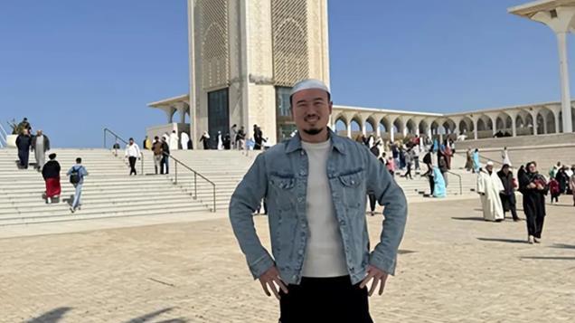 甘肃小伙非洲开拉面馆，娶小11岁非洲大学生老婆，电视台争相报道