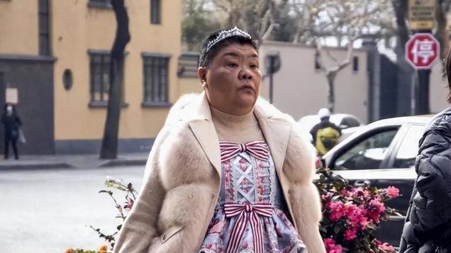 上海50岁阿姨每天穿公主裙逛街，被骂也不改，背后原因令人动容