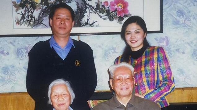 她曾是央视美女主持人，嫁给了军委副主席之子，离婚后成知名画家