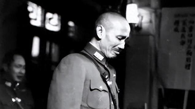 1950年一群忠心的伞兵将士投奔老蒋，老蒋却果断下令：抓起来处决
