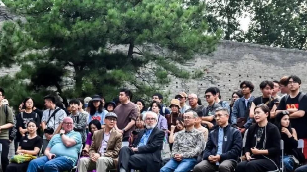 国际大师中央美院办讲座，因多人看手机中途离席，主办方: 用手机在记笔记，手机要背锅？