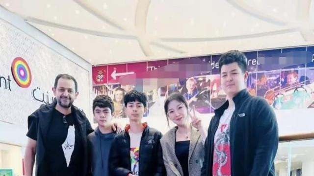 上海美女坐地铁被搭讪，远嫁迪拜连生5个儿子，结婚22年过的如何