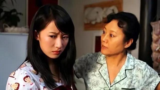 为占儿子18万赔偿款，女儿旧账5万未还想再借10万，我刚拒绝，女儿大怒：你还要不要我给你养老了？