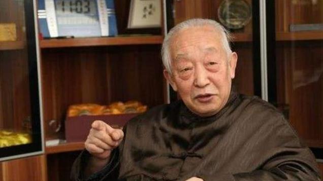 他是川岛芳子的亲弟弟，也是解放军纵队司令，退休后享地专级待遇