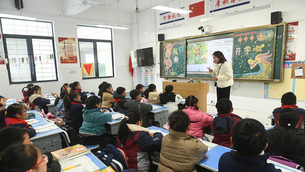 “小蜜蜂”事件现象级细节：老师们上课为什么都喜欢用扩音器？