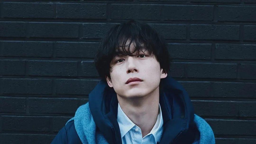 时尚速报：全网对穿优衣库的“韩版”坂口健太郎褒贬不一、Chloe新款小物“变调”了