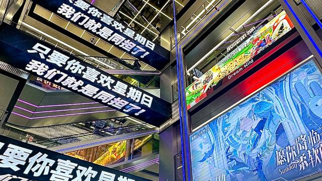 上海现二次元“圣诞树”，周身绕15000枚徽章，无数人赶往许愿？