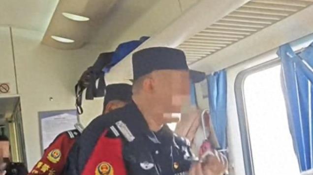 等着给我收尸！母女火车霸座以死要挟，袭警后被带走，警方回应