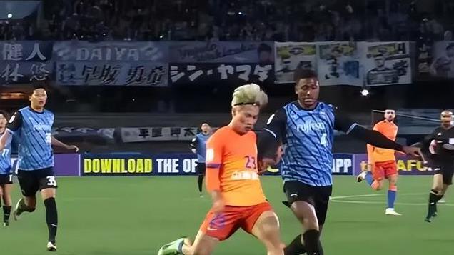 山东泰山心不在焉，教练发呆，球员刚有成绩就飘了，握手单手插兜